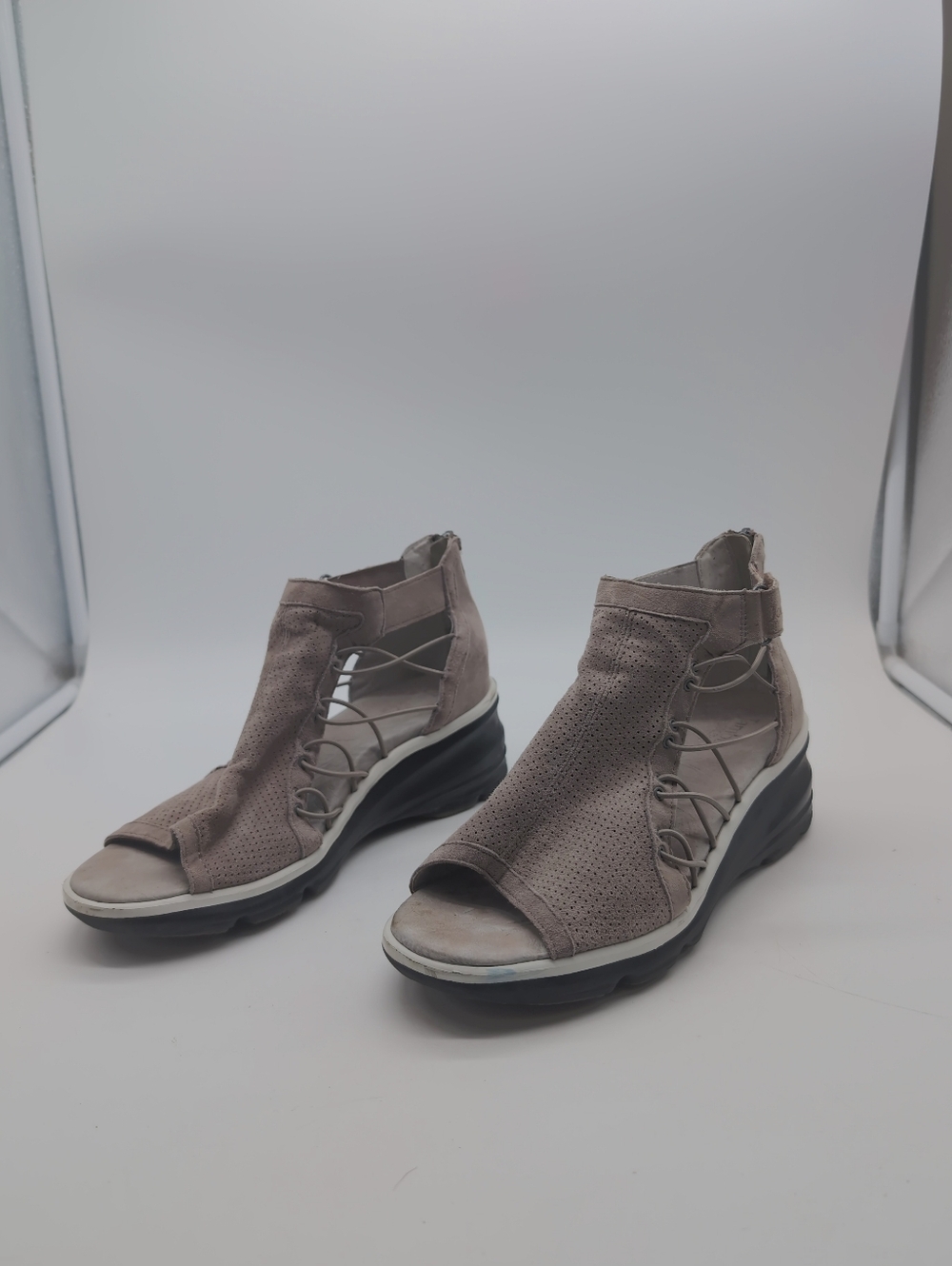 Jambu Naomi Sz 8.5 Taupe Open-Toe Perforated Wedge Sandals